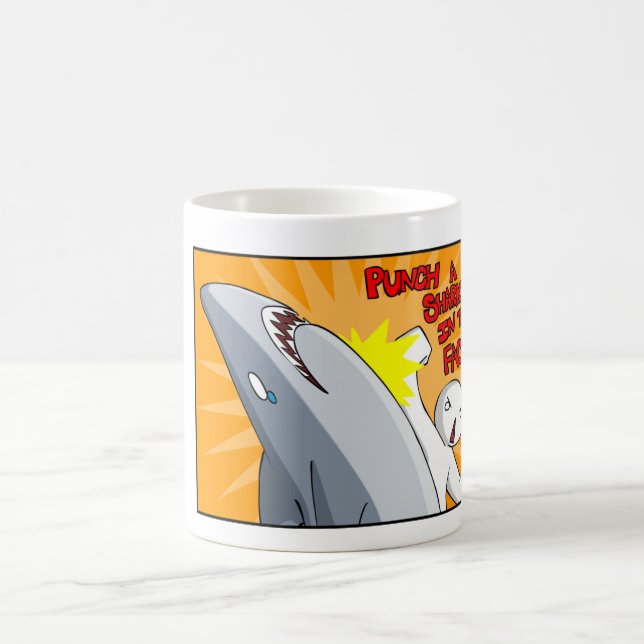 Mug Poinçonnez un requin dans le visage (Centre)