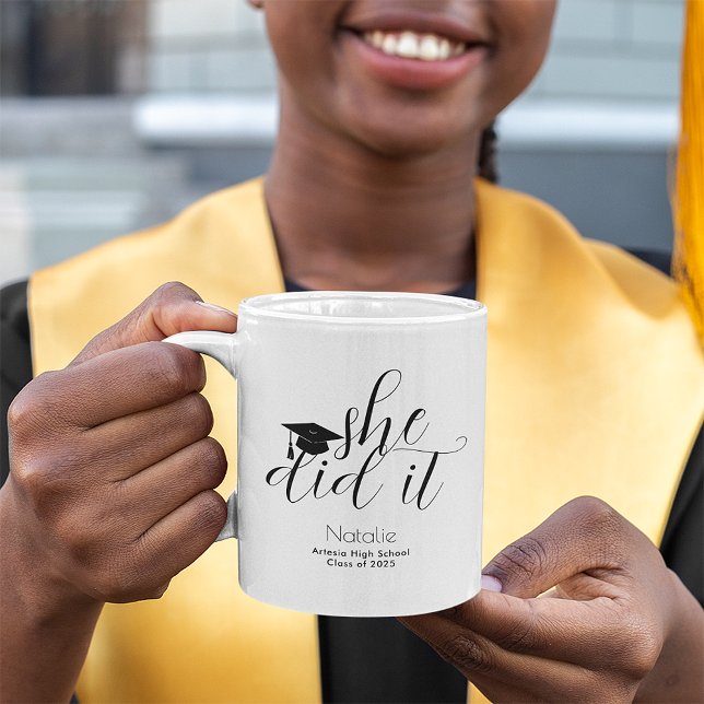 Mug Polices élégantes et noires modernes Graduation (Créateur téléchargé)