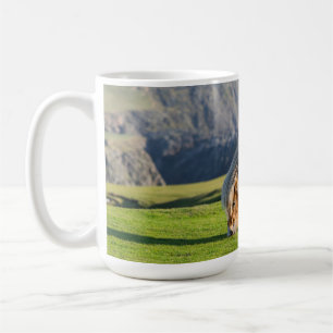 Mug Poney Shetland sur le pâturage près de hautes fala