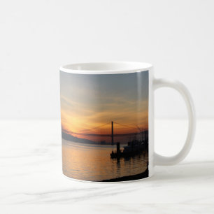 Mug Pont au-dessus de la rivière le Tage au coucher d