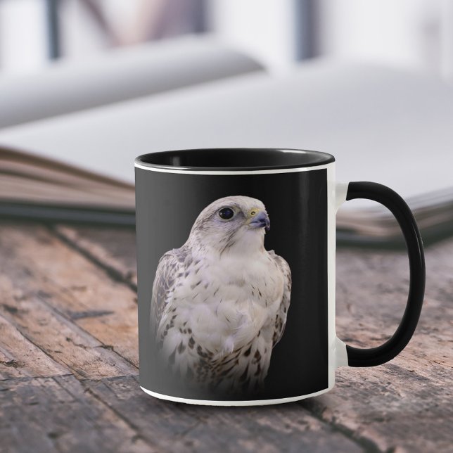 Mug Portrait signé d'un faucon de Saker curieux (Vignetted Photo of a Saker Falcon 11 oz Coffee Mug Cover Photo.)