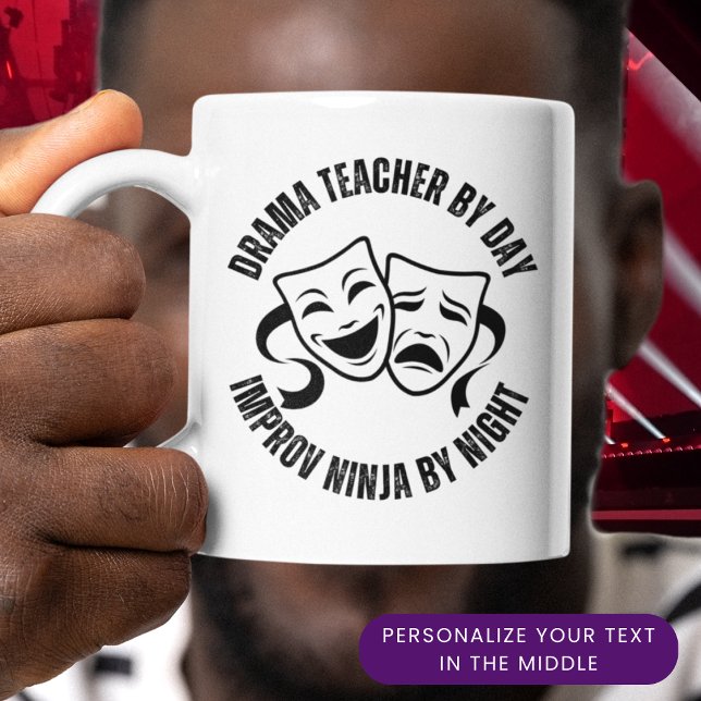 Mug Professeur de DRAMA amusant par jour IMPROV NINJA  (Great Drama teacher appreciation gift, showing theater masks and bold typography for an improv ninja)