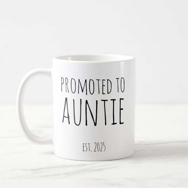 Mug Promoted to Auntie Est 2025 New Aunt Gift (Gauche)