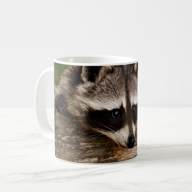 Mug Raccoon mignon reposant sur un journal (Devant gauche)