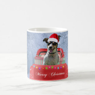 Mug Rat Terrier Chien en neige assis sur le camion de 