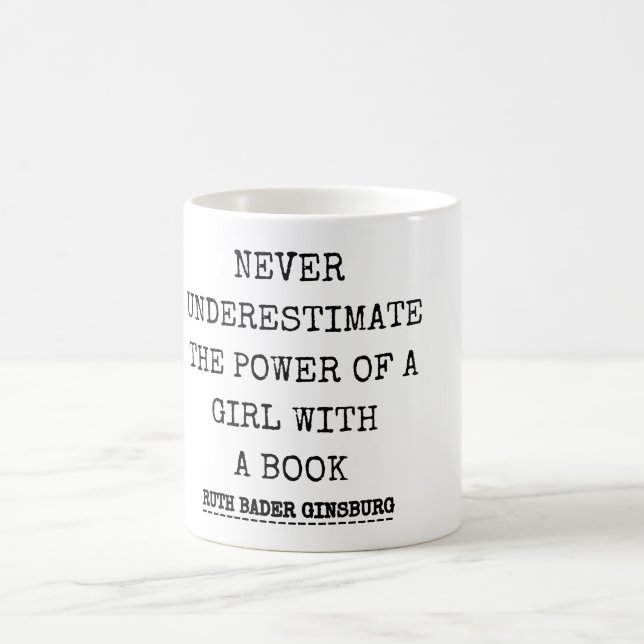 Mug RBG, Ne Sous-Estimez Jamais Le Pouvoir D'Une Fille (Centre)