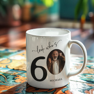 Mug 'Regardez qui a 60' Élégant 60e anniversaire