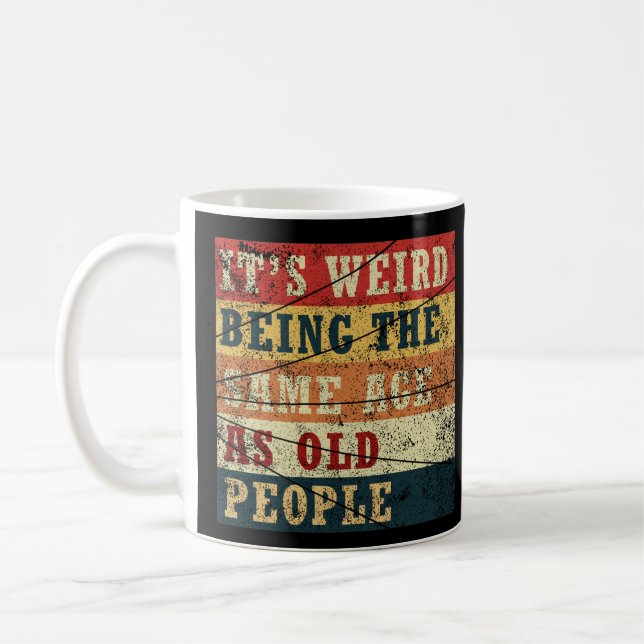 Mug Retro C'est bizarre d'avoir le même âge que les pe (Gauche)