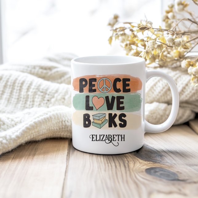 Mug Retro Peace LOVE Books Nom personnalisé (Retro Peace LOVE Books Custom Name Coffee Mug on a neutral cozy wooden table.)