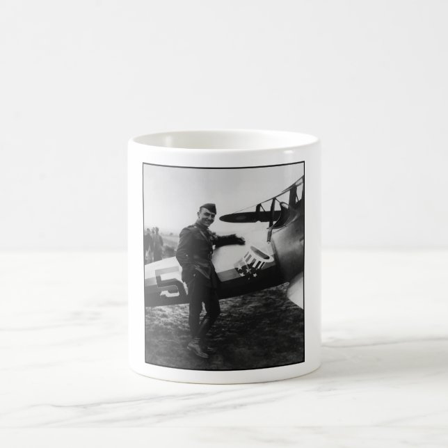 Mug Rickenbacker posant avec son avion (Centre)