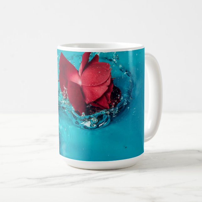 Mug  Rose rouge avec arrière - plan bleu (Devant droit)
