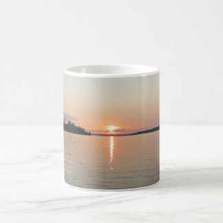 Mug Rose vermillon de bleu de coucher du soleil de lac