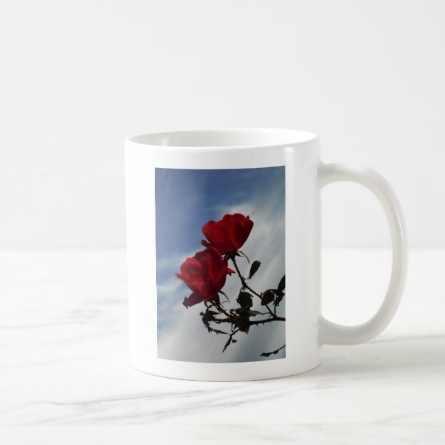 Mug Roses rouges contre un ciel bleu vif (Droite)