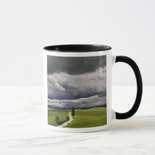 Mug Route et nuages d'orage, région rurale de Toscane,