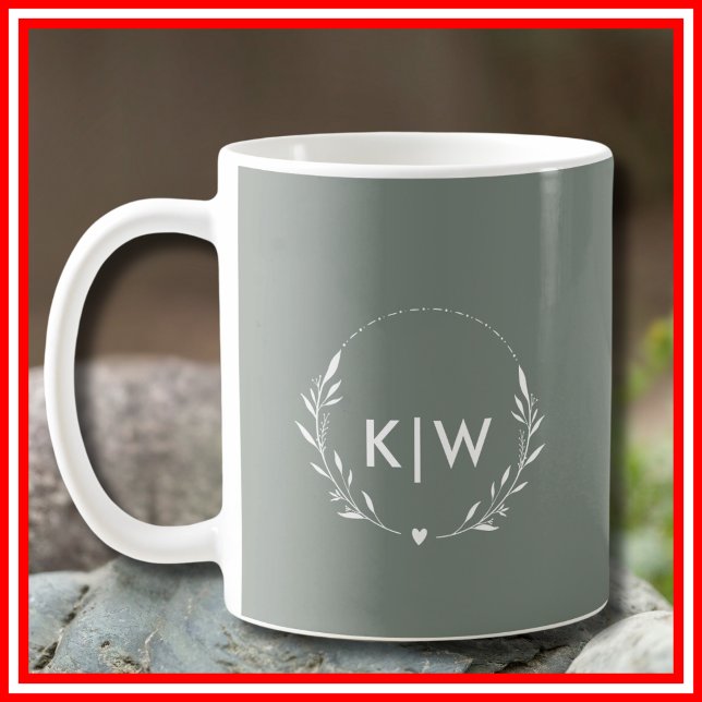 Mug Sage vert et blanc | Monogramme des initiales mode (Sage Green and White | Modern Initials Monogram Coffee Mug)