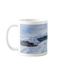 Scène de glacier de montagne glacée avec ciel nuag