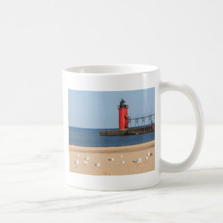 Mug Scène de plage avec les mouettes et le phare