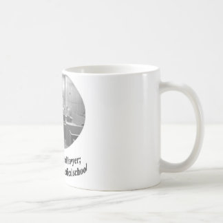 Mug Scène de salle d'audience avec la citation de
