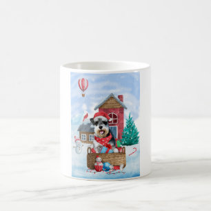 Mug Schnauzer dans une maison de Noël enneigée