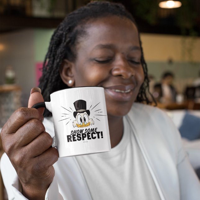 Mug Scrooge McDuck | Montrez Un Peu De Respect ! (Person holding mug)