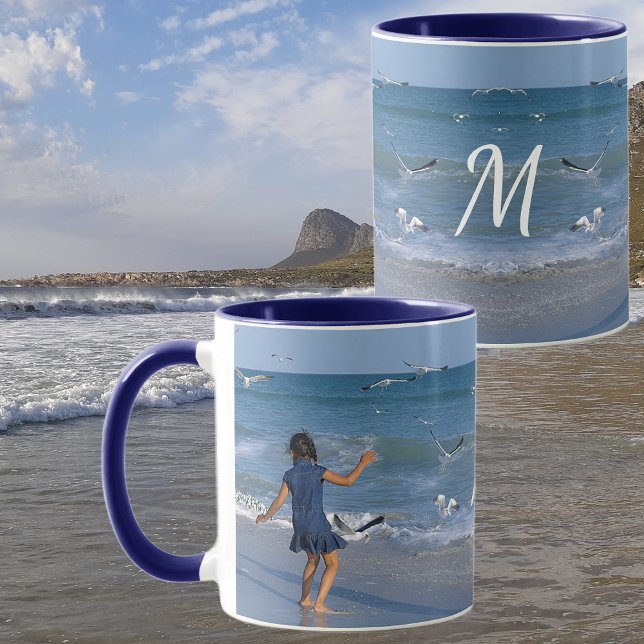 Mug Sea Beach Photo moderne blanc Initiale en bleu (Left & Front view with Background)