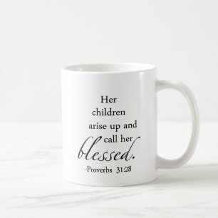 Mug Ses enfants surgissent et l'appellent bénie