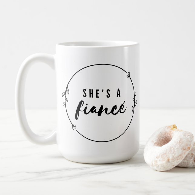 Mug She’s a Fiancé Elegant Engagement Bride to Be Gift (Avec donut)