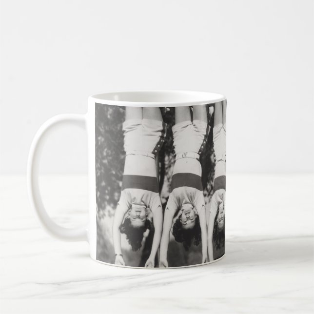 Mug Showgirls sur les bars à singes, design ludique. (Gauche)