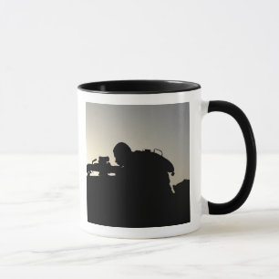 Mug Silhouette d'un artilleur d'arme automatique de