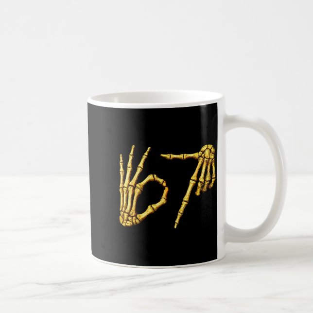 Mug Six Seven 6 7 Meme Funny Skeleton Hands Sign Let's (Droite)