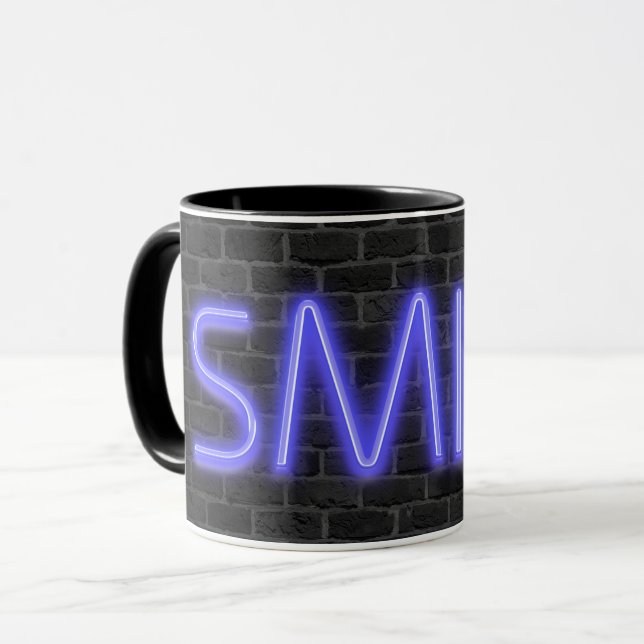 Mug SMILE texte dans néon éclairage sur brique (Devant gauche)