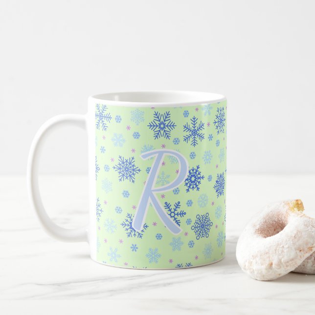 Mug Snowflakes Pastel Green Élégant Script Monogramme (Avec donut)