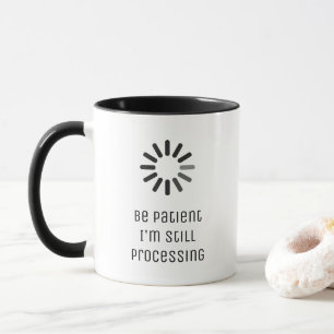 Mug "Sois patient, je suis encore en train de traiter.