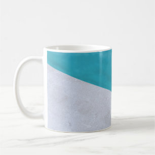 Mug Sol gris vide à côté de la piscine