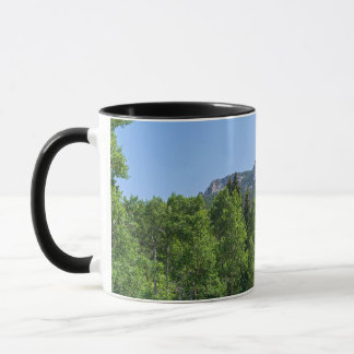 Mug sommet thorodin au-dessus des bois à la porte d'or