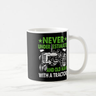 Mug Sous-estimer un vieil homme avec un tracteur