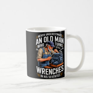 Mug Sous-estimer un vieil homme qui tourne les clés
