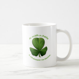 Mug Sous l'abri les uns des autres les gens survivent