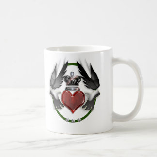 Mug souvenir de mariage de coeur de claddagh