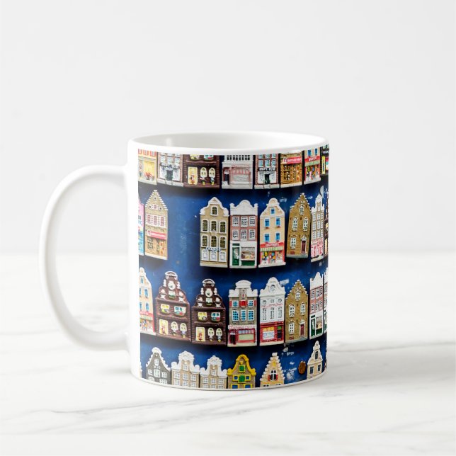 Mug souvenirs hollandais, scène de rue à Amsterdam. (Gauche)