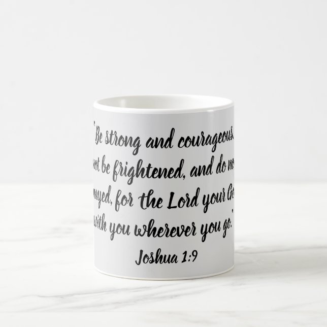 Mug Soyez vers fort et courageux de bible de 1:9 de (Centre)
