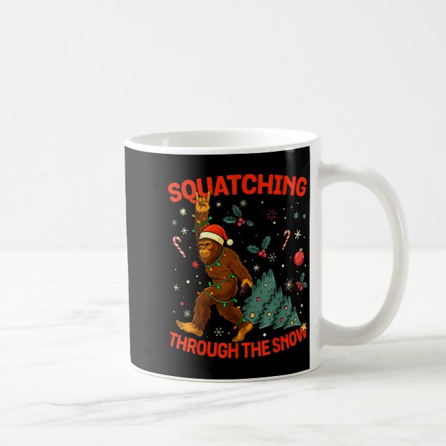 Mug Squatching Through The Snow Funny Bigfoot Rock On  (Droite)