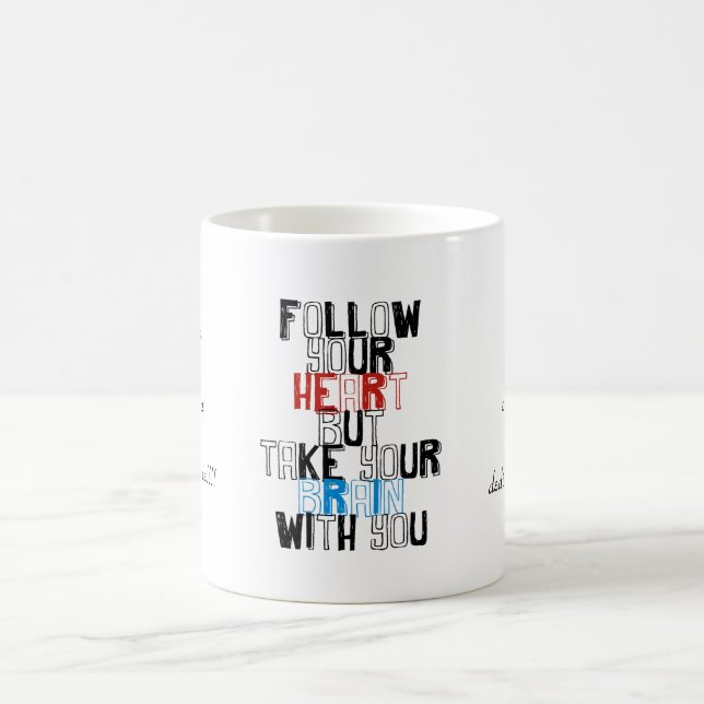 Mug Suivez votre coeur mais prenez votre cerveau avec (Centre)