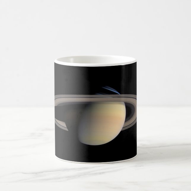 Mug Sunlit Saturn Gas géant Planet par Cassini (Centre)