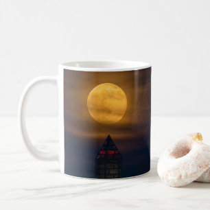 Mug Supermoon au-dessus du monument de Washington