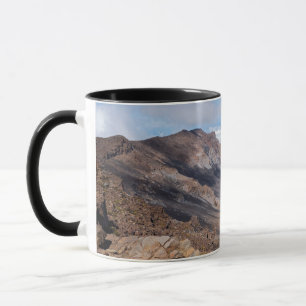 Mug surplombant le cratère de haleakala de la jante