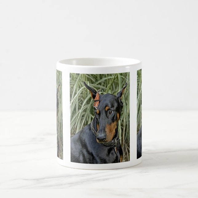 Mug Surprise de papillon de dobermann (Centre)