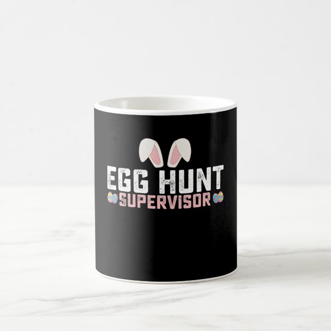 Mug Surveillant de chasse aux œufs drôle de lapin de P (Centre)