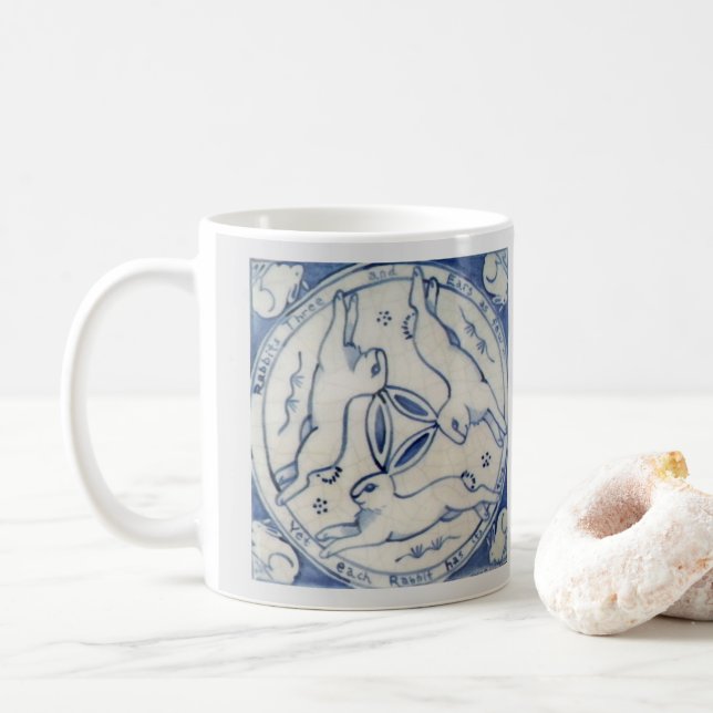 Mug Symbole de médaillon de lapins à trois lièvres ble (Avec donut)