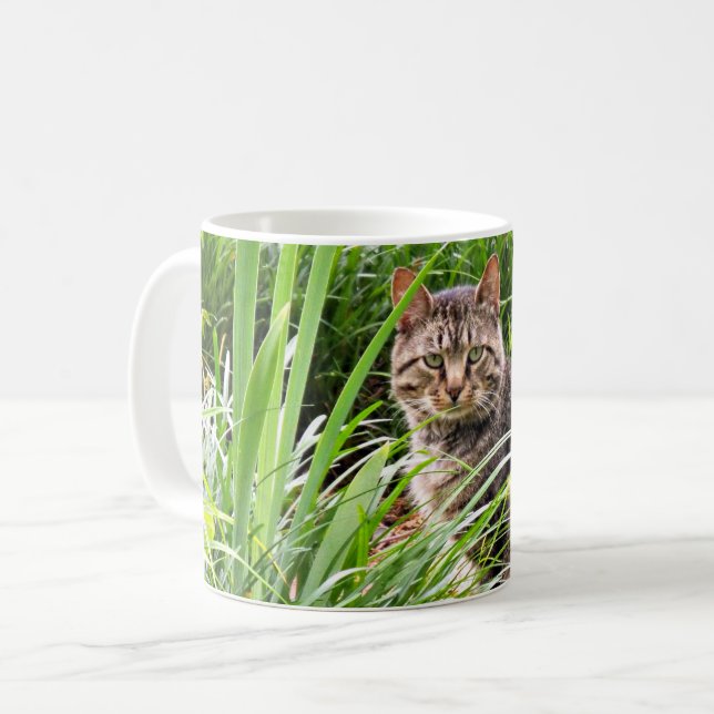 Mug Tabby Chat assis en herbe Photo (Devant gauche)